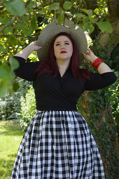 Plus size pinup Miss Amy May writers a fit and size review of the Black and white gingham Victorine 50s skirt by Hell Bunny. Discount code Amymay20!% for 20% off orders