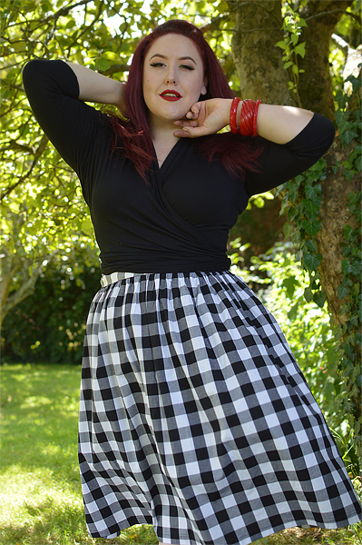 Plus size pinup Miss Amy May writers a fit and size review of the Black and white gingham Victorine 50s skirt by Hell Bunny. Discount code Amymay20!% for 20% off orders