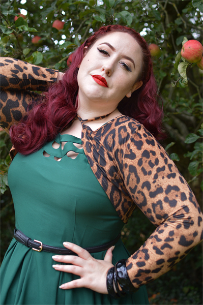 Fit and size review by plus size pinup Miss Amy May of the Elaine 50s emerald dress by Dolly & Dotty