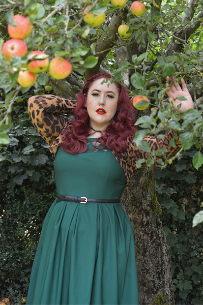 Fit and size review by plus size pinup Miss Amy May of the Elaine 50s emerald dress by Dolly & Dotty