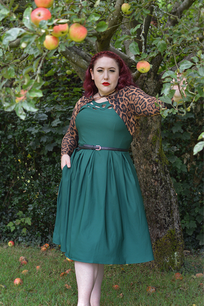 Fit and size review by plus size pinup Miss Amy May of the Elaine 50s emerald dress by Dolly & Dotty