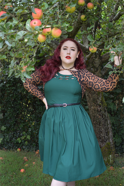 Fit and size review by plus size pinup Miss Amy May of the Elaine 50s emerald dress by Dolly & Dotty