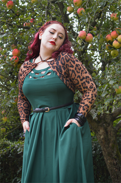 Fit and size review by plus size pinup Miss Amy May of the Elaine 50s emerald dress by Dolly & Dotty
