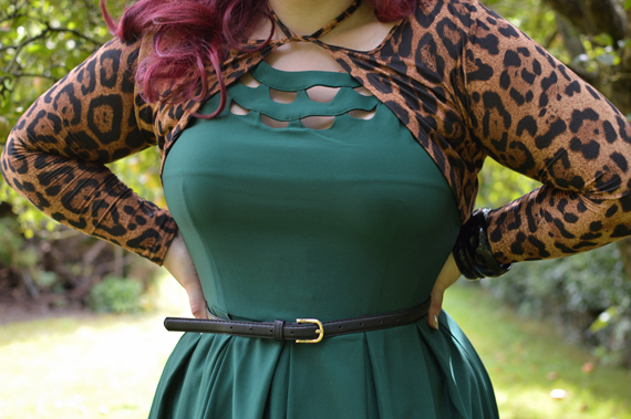 Fit and size review by plus size pinup Miss Amy May of the Elaine 50s emerald dress by Dolly & Dotty