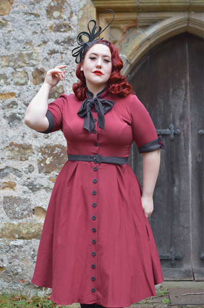 Miss Amy May modelling a wedding fascinator hat from Fascinatorsdirect.co.uk in a product review