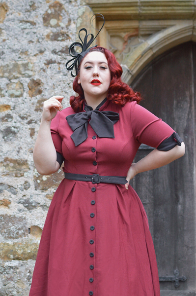 Miss Amy May modelling a wedding fascinator hat from Fascinatorsdirect.co.uk in a product review