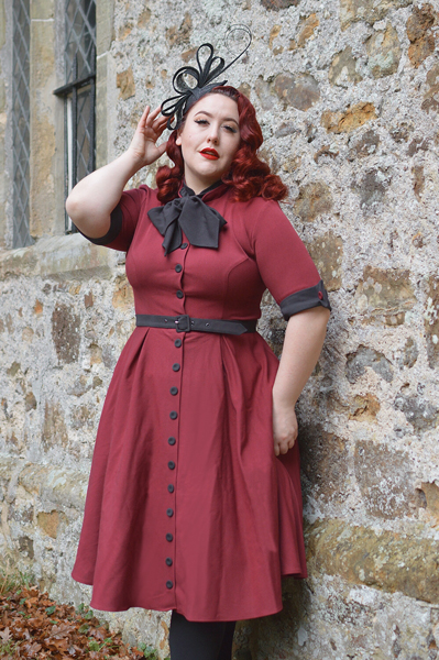 Miss Amy May modelling a wedding fascinator hat from Fascinatorsdirect.co.uk in a product review