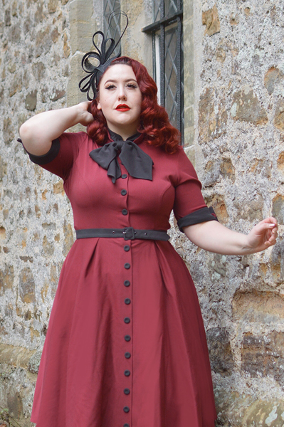 Miss Amy May modelling a wedding fascinator hat from Fascinatorsdirect.co.uk in a product review