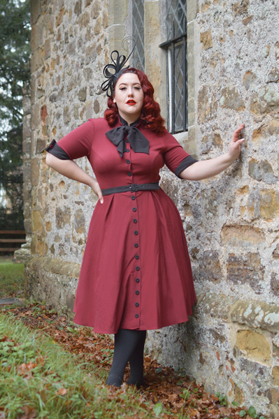 Miss Amy May modelling a wedding fascinator hat from Fascinatorsdirect.co.uk in a product review