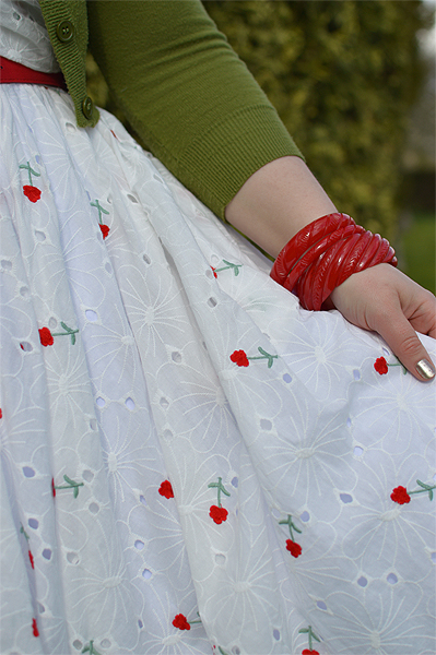 Plus size pinup Miss Amy May models the Golightly Red Roses and White Eyelet dress by Unique Vintage for a fit and size review