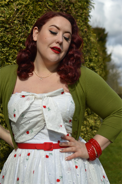 Plus size pinup Miss Amy May models the Golightly Red Roses and White Eyelet dress by Unique Vintage for a fit and size review
