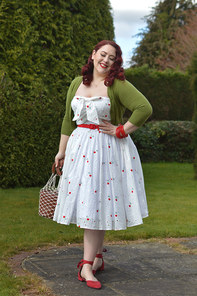 Plus size pinup Miss Amy May models the Golightly Red Roses and White Eyelet dress by Unique Vintage for a fit and size review