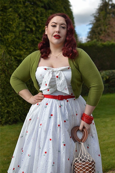 Plus size pinup Miss Amy May models the Golightly Red Roses and White Eyelet dress by Unique Vintage for a fit and size review
