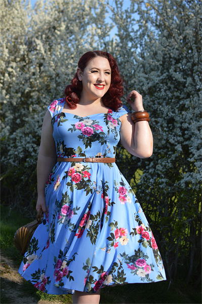 Plus size pinup Miss Amy May models the Jolene Floral dress gifted by Hearts and Roses London for a fit and size review