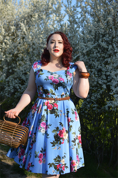 Plus size pinup Miss Amy May models the Jolene Floral dress gifted by Hearts and Roses London for a fit and size review