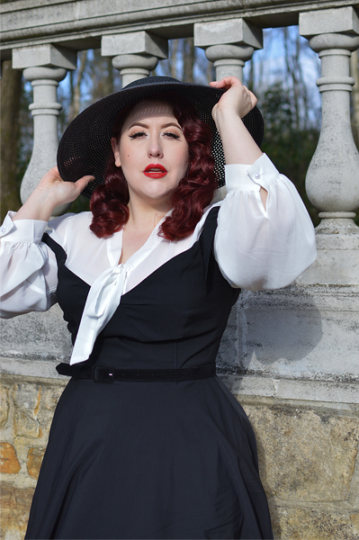 Plus size pinup Miss Amy May models the black Prairie swing dress and black cartwheel sun hat by Unique Vintage for a fit and sizing review