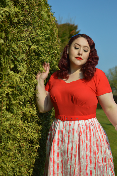 Plus size pinup Miss Amy May models the Mona-Rose dress by Miss Candyfloss for a fit and sizing review
