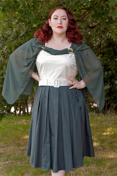 Plus size pinup Miss Amy May models the Cheryl colourblock dress by Collectif bought from Unique Vintage for a fit and size review