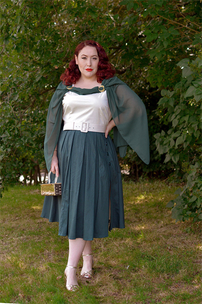 Plus size pinup Miss Amy May models the Cheryl colourblock dress by Collectif bought from Unique Vintage for a fit and size review