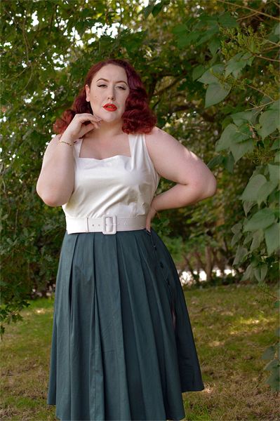 Plus size pinup Miss Amy May models the Cheryl colourblock dress by Collectif bought from Unique Vintage for a fit and size review