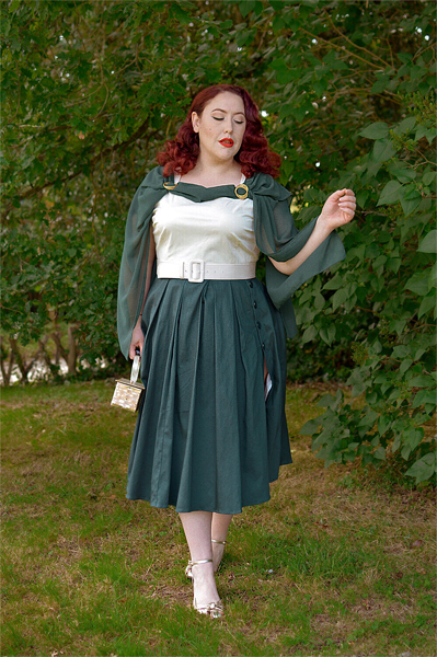 Plus size pinup Miss Amy May models the Cheryl colourblock dress by Collectif bought from Unique Vintage for a fit and size review