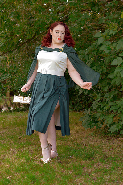 Plus size pinup Miss Amy May models the Cheryl colourblock dress by Collectif bought from Unique Vintage for a fit and size review