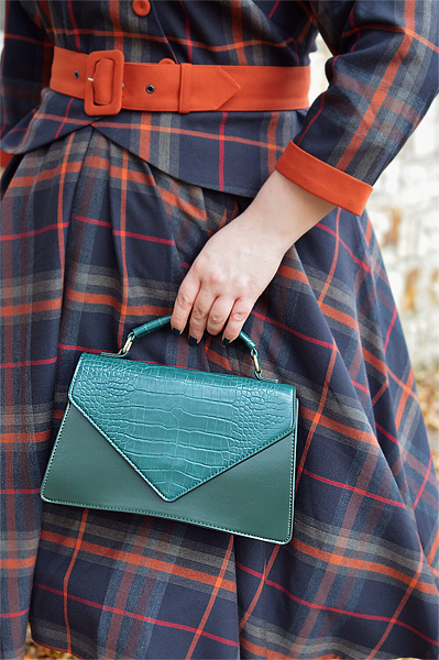 Pinup Miss Amy May models the Banned Retro Gemma faux croc vintage style handbag for review