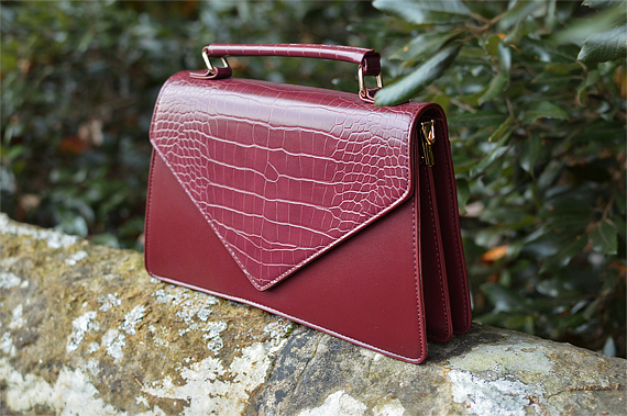 Pinup Miss Amy May models the Banned Retro Gemma faux croc vintage style handbag for review