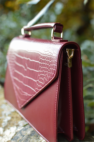 Pinup Miss Amy May models the Banned Retro Gemma faux croc vintage style handbag for review