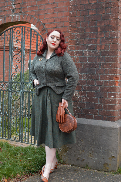 Plus size pinup Miss Amy May models the Izara-Moss blazer from Miss Candyfloss for a fit and size review