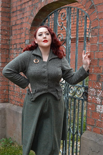 Plus size pinup Miss Amy May models the Izara-Moss blazer from Miss Candyfloss for a fit and size review