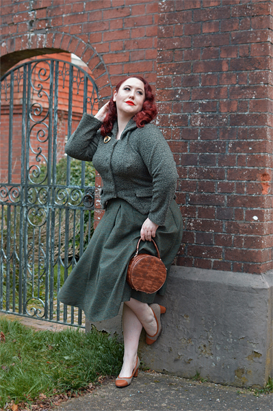 Plus size pinup Miss Amy May models the Izara-Moss blazer from Miss Candyfloss for a fit and size review