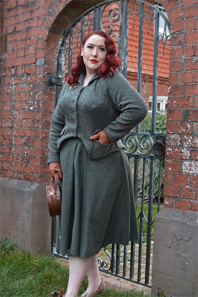 Plus size pinup Miss Amy May models the Izara-Moss blazer from Miss Candyfloss for a fit and size review