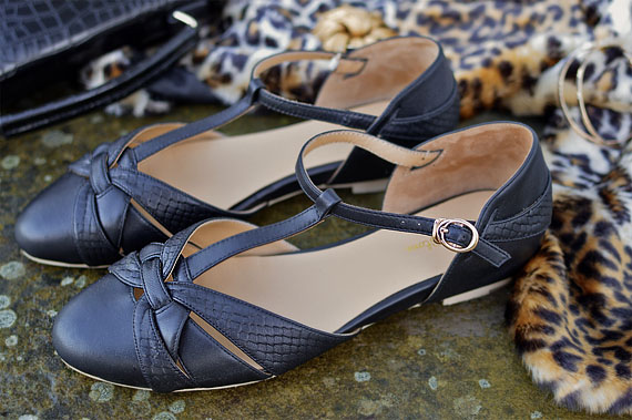 Pl.us size pinup Miss Amy May models the black Peta flats by Charlie Stone Shoes for a fit and size review