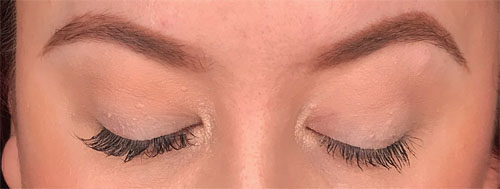 (Left) Kiss Falscara Wispy Wisps lashes applied, compared to (Right) one coat of Maybelline Lash Sensational on my uncurled natural lashes