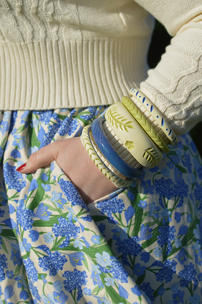 Plus size pinup Miss Amy May models Duchess size Rowan bangles from Splendette Spring florals 2022 range for a quality and product review
