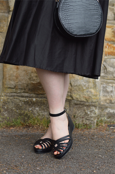 Plus size pinup Miss Amy May reviews the black Jennifer low wedges by Lulu Hun 