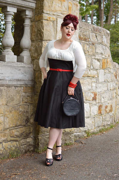 Plus size pinup Miss Amy May reviews the black Jennifer low wedges by Lulu Hun 