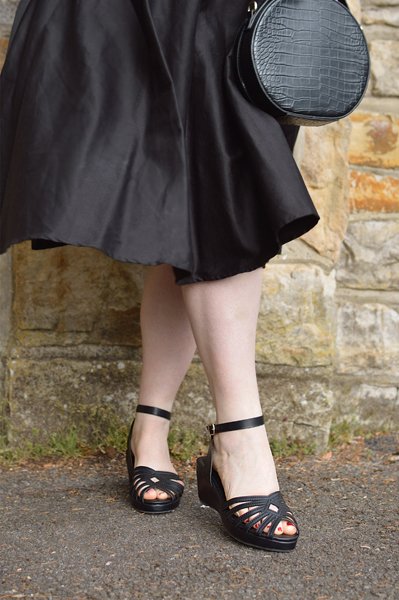 Plus size pinup Miss Amy May reviews the black Jennifer low wedges by Lulu Hun 