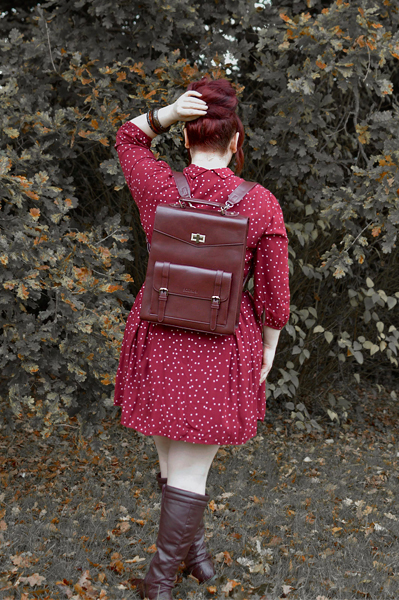 Pinup Miss Amy May models the Maroon Laptop bag by Ecosusi for a product review