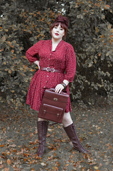 Pinup Miss Amy May models the Maroon Laptop bag by Ecosusi for a product review