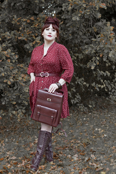 Pinup Miss Amy May models the Maroon Laptop bag by Ecosusi for a product review