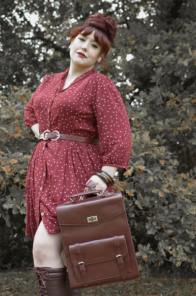 Pinup Miss Amy May models the Maroon Laptop bag by Ecosusi for a product review