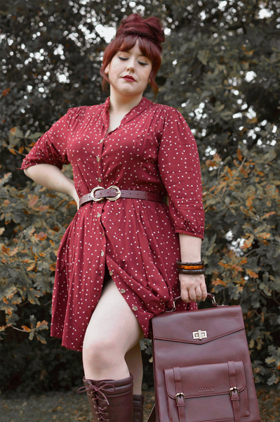 Pinup Miss Amy May models the Maroon Laptop bag by Ecosusi for a product review