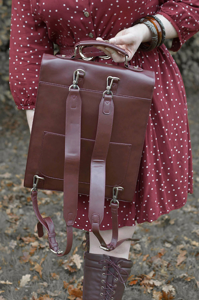Pinup Miss Amy May models the Maroon Laptop bag by Ecosusi for a product review