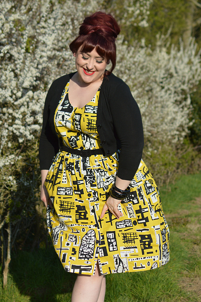 Plus size pinup Miss Amy May models the Vada Paolozzi print sundress by Horrockses Fashions x Joanie Clothing for a fit and size review