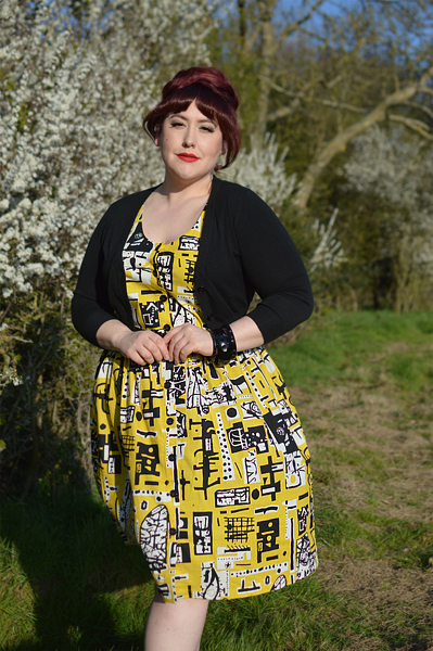Plus size pinup Miss Amy May models the Vada Paolozzi print sundress by Horrockses Fashions x Joanie Clothing for a fit and size review