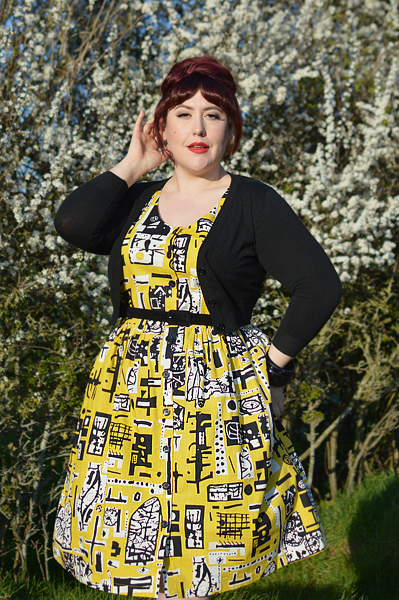 Plus size pinup Miss Amy May models the Vada Paolozzi print sundress by Horrockses Fashions x Joanie Clothing for a fit and size review